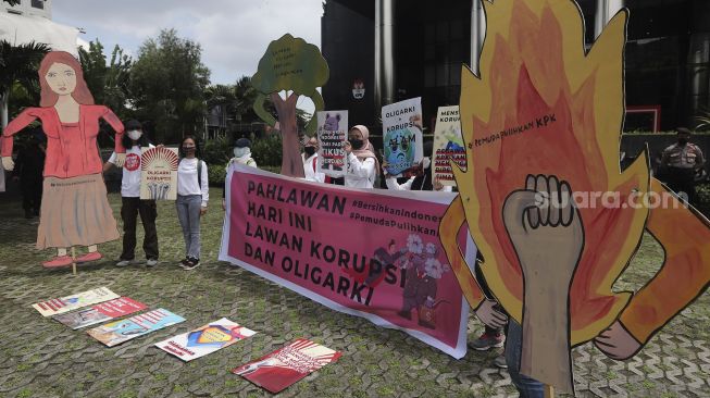 Sejumlah aktivis yang tergabung dalam Gerakan #BersihkanIndonesia melakukan aksi demonstrasi dalam rangka menyambut Hari Pahlawan di depan Gedung Merah Putih Komisi Pemberantasan Korupsi (KPK), Kuningan, Jakarta, Selasa (9/11/2021). [Suara.com/Angga Budhiyanto]