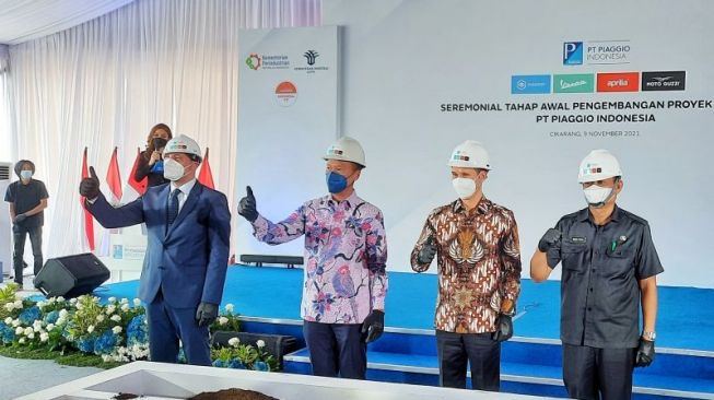 Peletakan batu pertama pembangunan pabrik PT Piaggio Indonesia di Cikarang, Jawa Barat pada Selasa (9/11/2021). [Antara]