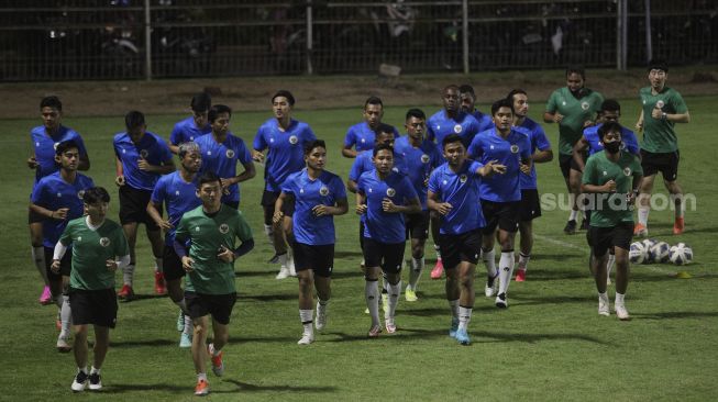 Sejumlah pemain Timnas Indonesia menjalani latihan di Lapangan B, Kompleks Gelora Bung Karno, Jakarta, Selasa (9/11/2021). [Suara.com/Angga Budhiyanto]