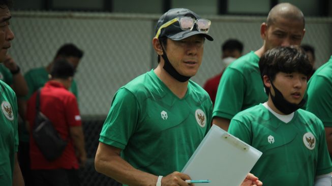 Pelatih Shin Tae-yong saat memantau skuad Timnas Indonesia U-18 menjalani internal game (dok. PSSI).