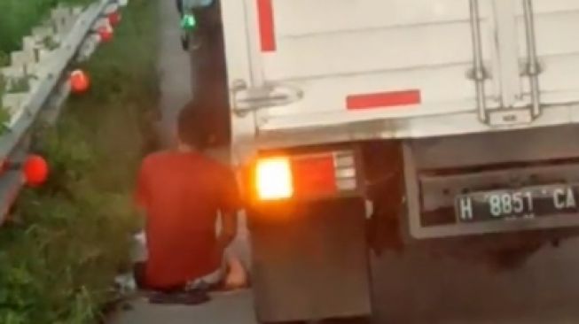 Viral Sosok Pria Duduk di Samping Truk yang Berhenti di Jalan Jadi Sorotan, Ini Sebabnya