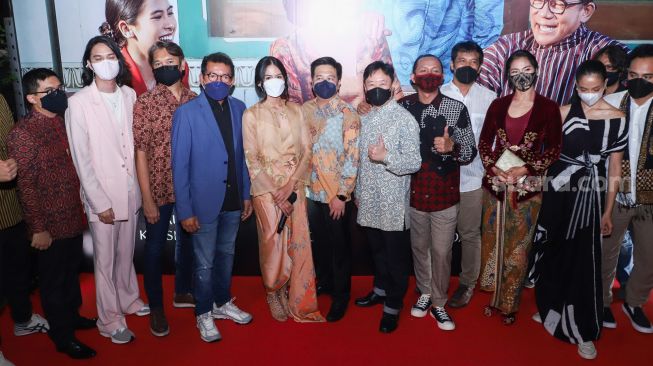 Para pemain dan kru film 'Losmen Bu Broto' saat gala premier di Kuningan, Jakarta Selatan, Selasa (9/11/2021). [Suara.com/Alfian Winanto]