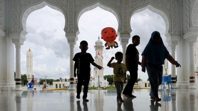 Sejumlah anak-anak berada di kawasan Masjid Raya Baiturrahman, Banda Aceh, Aceh, Rabu (10/11/2021).  ANTARA FOTO/Syifa Yulinnas