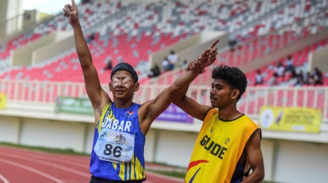 Pelari Jawa Barat Yunki Yusena melakukan seleberasi setelah berhasil menjuarai babak final lari 100 meter putra klasifikasi T11 Peparnas Papua di Stadion Lukas Enembe, Kabupaten Jayapura, Papua, Rabu (10/11/2021). Yunki Yusena keluar sebagai juara dengan catatan waktu 12,25 detik. ANTARA FOTO/Raisan Al Farisi/nym.