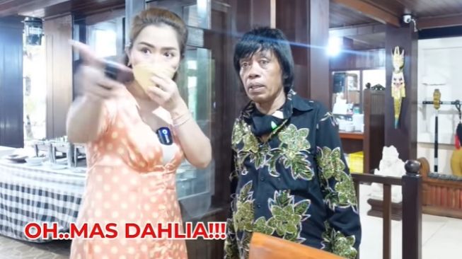 Pak Tarno panggil Iis Dahlia jadi Mas Dahlia. (Youtube/VegaDarwantiTV)