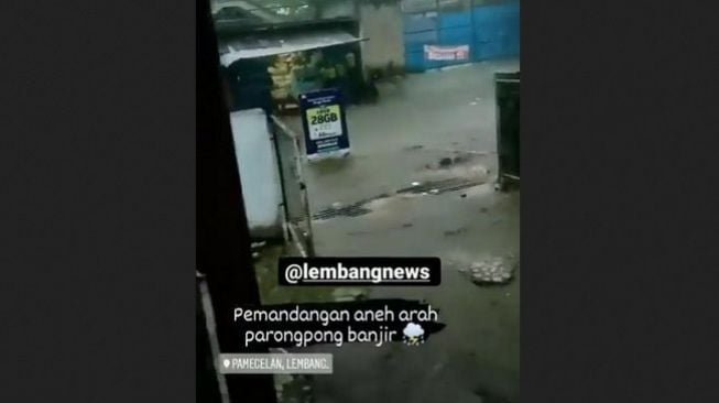 Heboh Video Banner Konter Pulsa Terbawa Arus Banjir, 'Definisi Iklan Lewat'