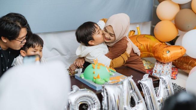 Potret Ayus Sabyan dan Ririe Fairus Rayakan Ultah Anak. [Instagram/ririe_fairus]