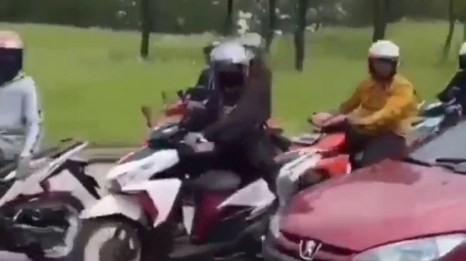 Viral Rombongan Komunitas Motor Persekusi Pemobil di Jalan, Sampai Tendang Bodi Mobil