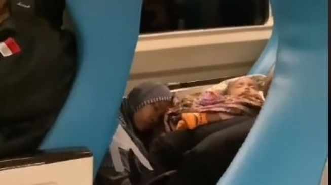 Bikin Haru, Potret Pengorbanan Ibu Rela Tidur di Lantai Kereta Demi Anak