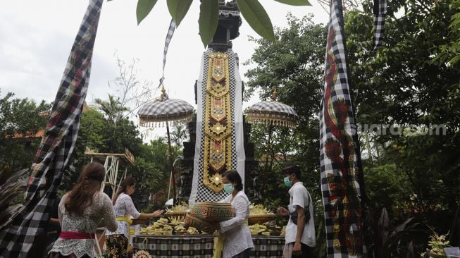 Umat Hindu melaksanakan persembahyangan Hari Raya Galungan di Pura Aditya Jaya, Rawamangun, Pulogadung, Jakarta, Rabu (10/11/2021). [Suara.com/Angga Budhiyanto]