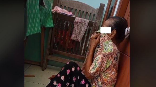 Ibu Tua Nangis karena Omongan Pegawai Bank Keliling, Publik Nyesek: Biar Saya Lunasi!