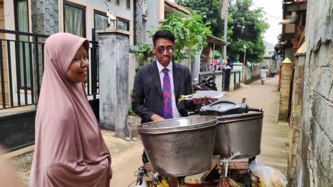 Pedagang nyentrik saat melayani pelanggan. [ist]