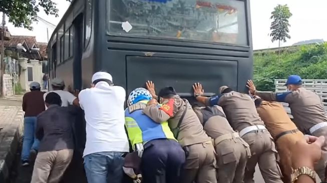 Kang Dedi menyuruh anggota TNI untuk memindahkan bus dinas ke tempat parkiran (Youtube)