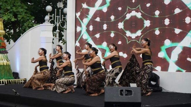 Salah satu penampilan Tari Gebyar Batik dalam prosesi Launching Atraksi Budaya Bregada Rakyat Malioboro (09/11). - (SuaraJogja.id/HO-Dagadu Djokdja)