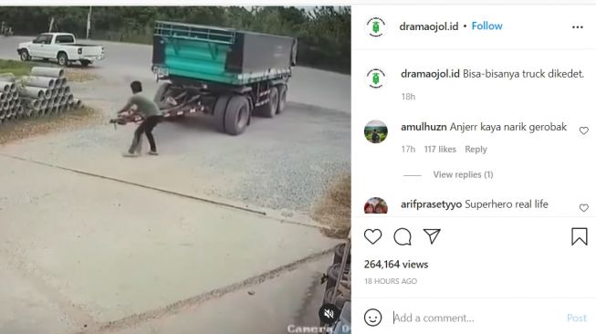 Sosok pria menahan laju truk yang menggelinding ke jalan raya dengan tangan kosong bikin salut (Instagram)