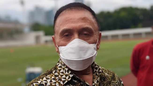 Ketua Umum PSSI Mochamad Iriawan memberikan keterangan kepada pewarta di Stadion Madya Gelora Bung Karno, Jakarta, Rabu (10/11/2021). ANTARA/Michael Siahaan.