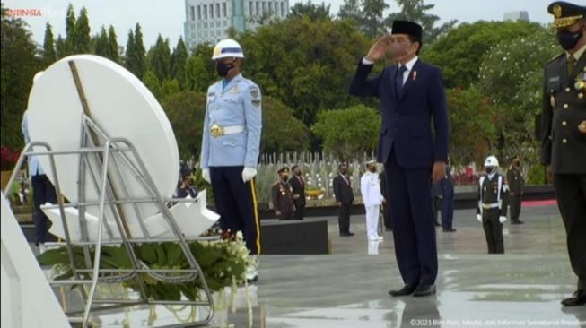 Presiden Jokowi Pimpin Upacara Peringatan Hari Pahlawan di TMP Kalibata