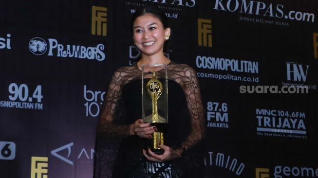 Aktris Marissa berfoto setelah meraih penghargaan Pendukung perempuan terbaik dalam acara Festival Film Indonesia di JCC Senayan, Jakarta Pusat, Rabu (10/11/2021). [Suara.com/Alfian Winanto]