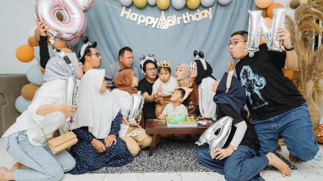 Potret Ayus Sabyan dan Ririe Fairus Rayakan Ultah Anak. [Instagram/ririe_fairus]