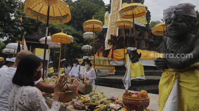 Umat Hindu melaksanakan persembahyangan Hari Raya Galungan di Pura Aditya Jaya, Rawamangun, Pulogadung, Jakarta, Rabu (10/11/2021). [Suara.com/Angga Budhiyanto]