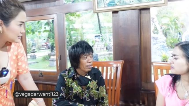 Pak Tarno panggil Iis Dahlia jadi Mas Dahlia. (Youtube/VegaDarwantiTV)