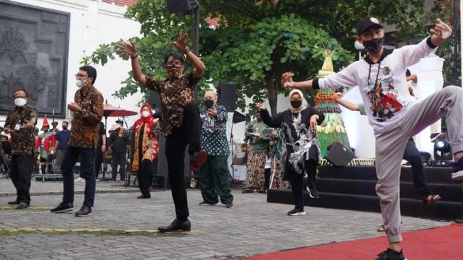 Penampilan Flash Mob dan diikuti oleh tamu undangan dalam satu sesi hiburan Launching Atraksi Budaya Bregada Rakyat Malioboro (09/11). - (SuaraJogja.id/HO-Dagadu Djokdja)