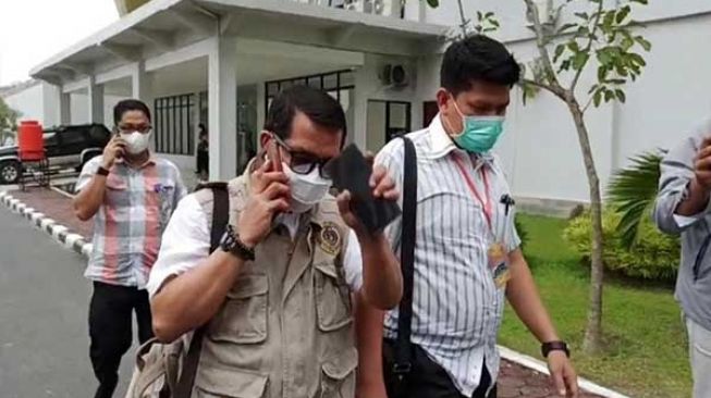 Dekan FISIP Unri bungkam saat ditanya terkait pemeriksaan di Polda Riau untuk kasus dugaan pelecehan seksual, Rabu (10/11/2021). [Defri Candra/Riauonline]
