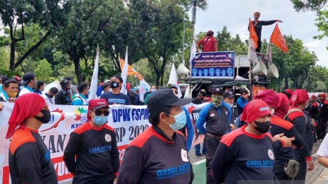 Massa Buruh Kembali Geruduk Balai Kota DKI, Tuntut Anies Cabut SK Penetapan UMP 2022