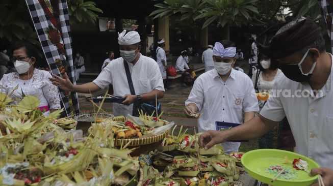 Umat Hindu melaksanakan persembahyangan Hari Raya Galungan di Pura Aditya Jaya, Rawamangun, Pulogadung, Jakarta, Rabu (10/11/2021). [Suara.com/Angga Budhiyanto]