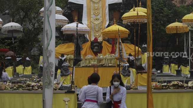 Umat Hindu melaksanakan persembahyangan Hari Raya Galungan di Pura Aditya Jaya, Rawamangun, Pulogadung, Jakarta, Rabu (10/11/2021). [Suara.com/Angga Budhiyanto]