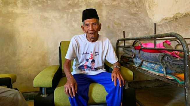 Aki Tata (104), salah satu saksi hidup kekejaman Tentara Belanda membantai puluhan warga Desa Cijambu, Kabupaten Bandung Barat di tahun 1930-an lalu. [Suara.com/Ferrye Bangkit Rizki]