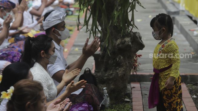 Umat Hindu melaksanakan persembahyangan Hari Raya Galungan di Pura Aditya Jaya, Rawamangun, Pulogadung, Jakarta, Rabu (10/11/2021). [Suara.com/Angga Budhiyanto]