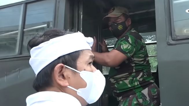Kang Dedi menyuruh anggota TNI untuk memindahkan bus dinas ke tempat parkiran (Youtube)