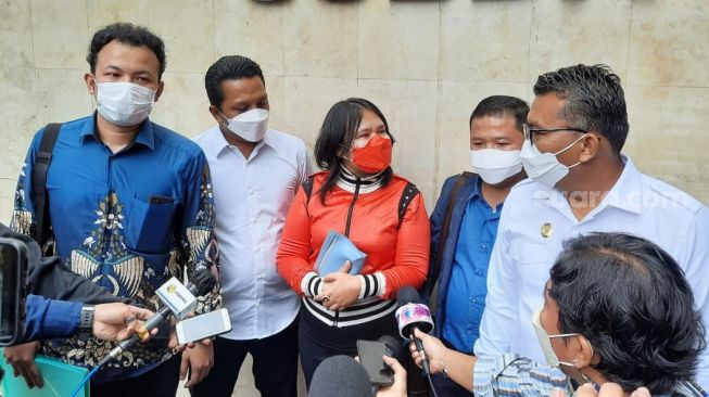 Laura Apriliya Bakkara (jaket merah) bersama tim pengacara usai menjalani pemeriksaan sebagai pelapor dalam kasus dengan Shandy Aulia di Polda Metro Jaya, Rabu (10/11/2021). [Ismail/Suara.com]