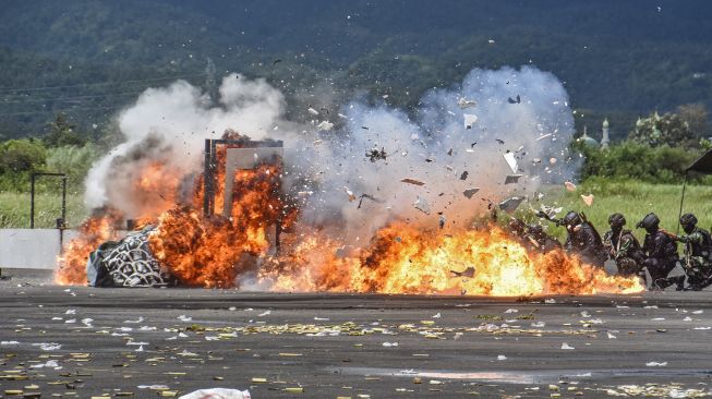 Anggota satuan Jihandak dari tim Gegana Brimob Polda NTB berhasil menyelamatkan diri dari ledakan bom saat simulasi pengamanan dan kontijensi di eks Bandara Selaparang, Mataram, NTB, Rabu (10/11/2021).  ANTARA FOTO/Ahmad Subaidi