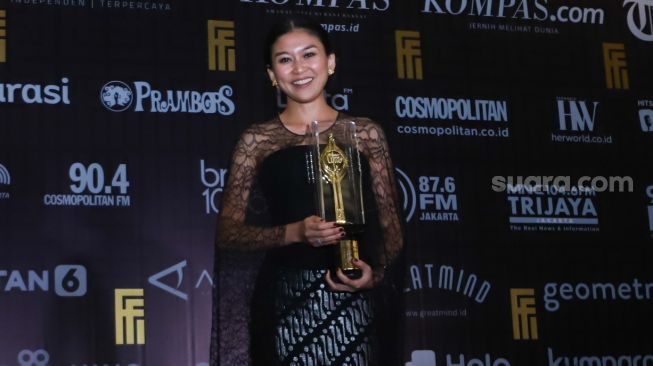 Aktris Marissa berfoto setelah meraih penghargaan Pendukung perempuan terbaik dalam acara Festival Film Indonesia di JCC Senayan, Jakarta Pusat, Rabu (10/11/2021). [Suara.com/Alfian Winanto]