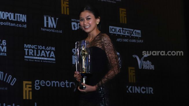 Aktris Marissa berfoto setelah meraih penghargaan Pendukung perempuan terbaik dalam acara Festival Film Indonesia di JCC Senayan, Jakarta Pusat, Rabu (10/11/2021). [Suara.com/Alfian Winanto]