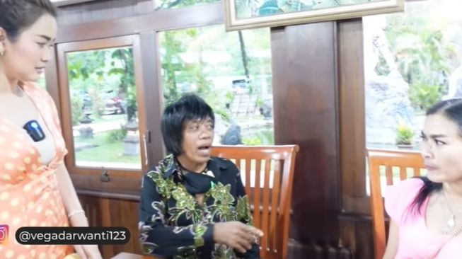 Pak Tarno panggil Iis Dahlia jadi Mas Dahlia. (Youtube/VegaDarwantiTV)