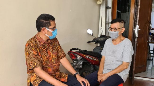 Komnas HAM saat menyambangi rumah orang tua Veronica Koman pasca kasus teror diduga bom paket yang meledak di kediamannya di kawasan Jakarta Barat. (Dok Komnas HAM)