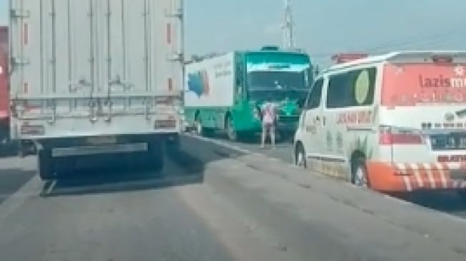 Aksi Heroik Emak-emak di Demak Bantu Buka Jalan untuk Ambulans Bikin Haru