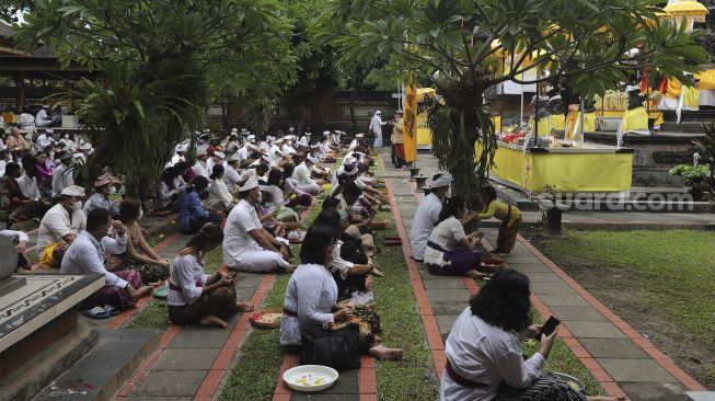 Umat Hindu melaksanakan persembahyangan Hari Raya Galungan di Pura Aditya Jaya, Rawamangun, Pulogadung, Jakarta, Rabu (10/11/2021). [Suara.com/Angga Budhiyanto]