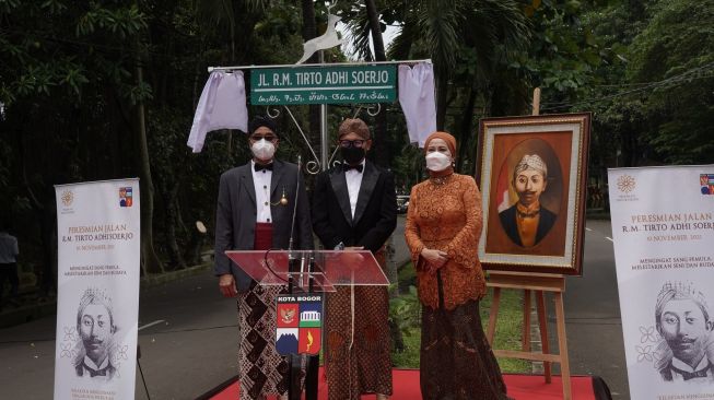 Wali Kota Bogor Bima Arya, Penasihat Yayasan Priatman Untuk Negeri Priambodo Trisaksono dan Dewi Yull meresmikan nama jalan R.M. Tirto Adhi Soerjo