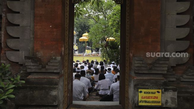 Umat Hindu melaksanakan persembahyangan Hari Raya Galungan di Pura Aditya Jaya, Rawamangun, Pulogadung, Jakarta, Rabu (10/11/2021). [Suara.com/Angga Budhiyanto]