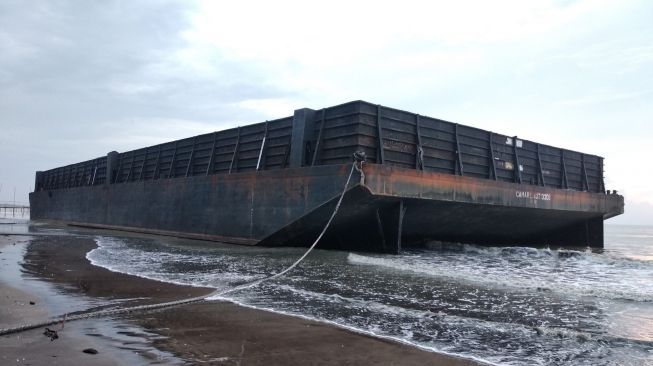 Kapal Tongkang Pengangkut Batu Bara ke PLTU II Labuan Terdampar