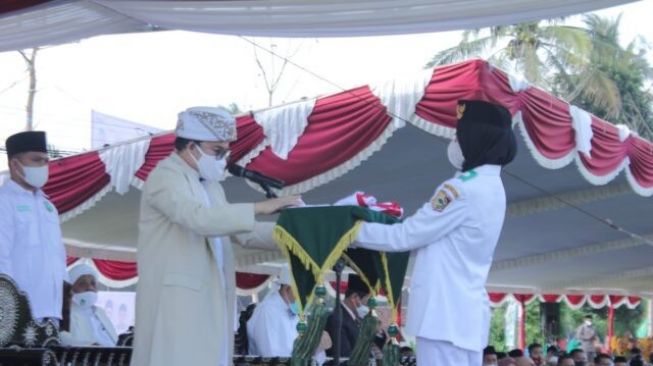 Khidmat Upacara Bendera Hari Pahlawan di Pontren Syaikh Zainuddin NW Anjani