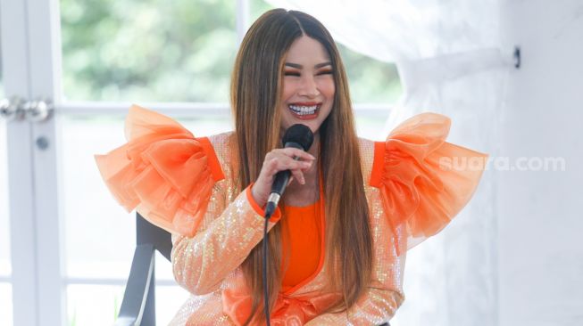 Penyanyi Titi DJ saat acara perilisan single 'Superwoman' di Kawasan Sudirman, Jakarta Pusat, Kamis (11/11/2021). [Suara.com/Alfian Winanto]