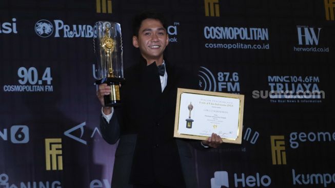 Aktor Chicco Kurniawan berfoto setelah meraih penghargaan Pemeran Pri Terbaik dalam gelaran Festival Film Indonesia di JCC Senayan, Jakarta Pusat, Rabu (10/11/2021). [Suara.com/Alfian Winanto]