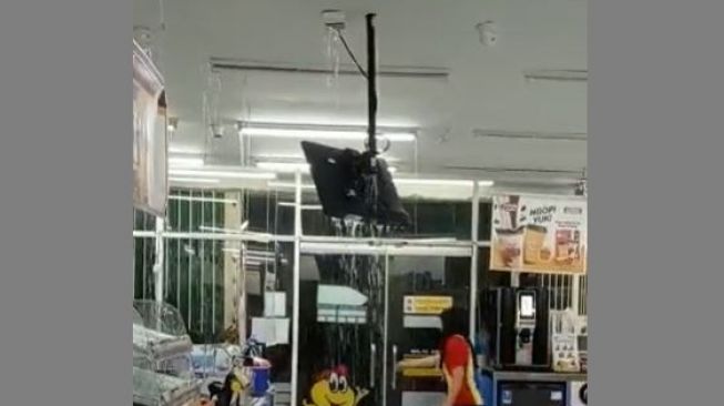 Monitor di Minimarket Ini "Keluar Air", Warganet: Panik Lah Masak Nggak