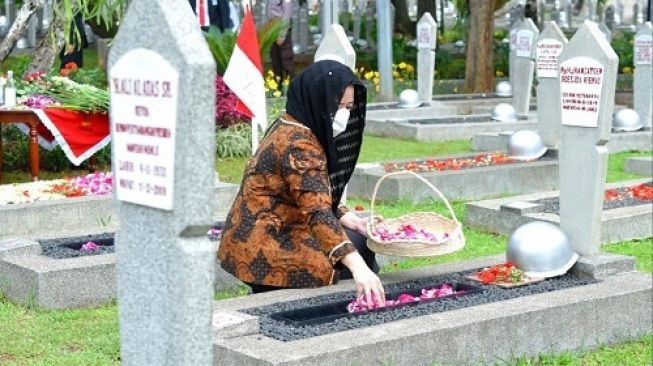Memperingati Hari Pahlawan 2021, Ketua DPR RI Puan Maharani mengikuti upacara perayaan bersama Presiden Joko Widodo di Taman Makam Pahlawan Kalibata, Jakarta. Namun tak hanya mengenang jasa para pahlawan bangsa, tempat peristirahatan itu juga istimewa bagi Puan karena sang ayah, Taufiq Kiemas, juga dimakamkan di sana.
