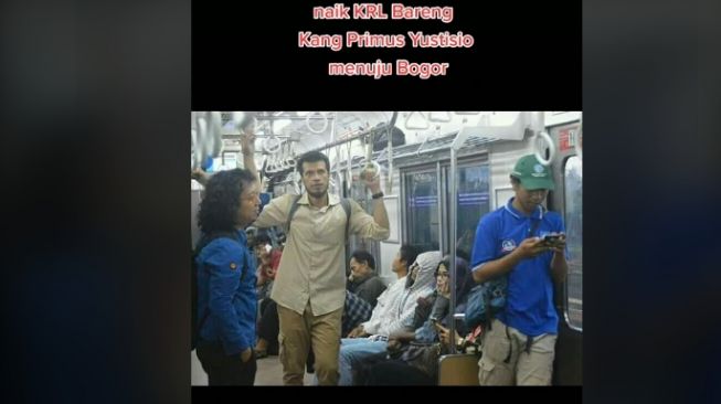 Primus Yustisio naik KRL. [TikTok/ayisahrulhamzah]